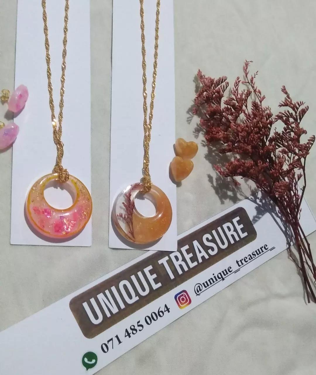 Resin pendent with chain and earring